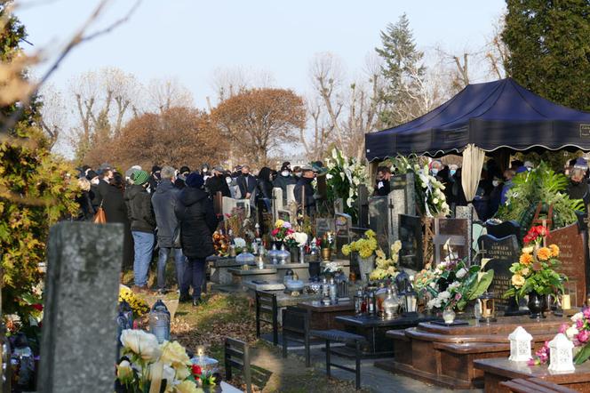 Zrozpaczony mąż i ojciec pochował swoją żonę i córkę