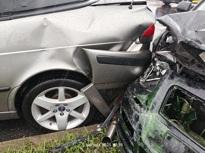 ​Karambol w deszczu przy wyjeździe z galerii handlowej w Lesznie 