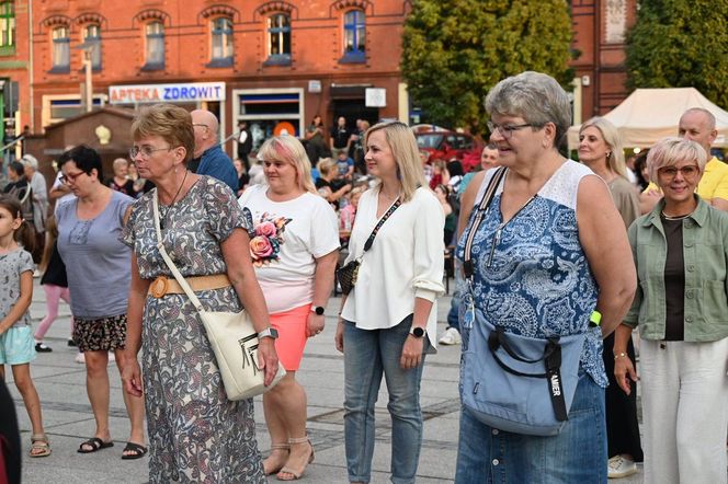Ruda Śląska tańczy jak dawniej. Międzypokoleniowa potańcówka na rynku porwała tłumy