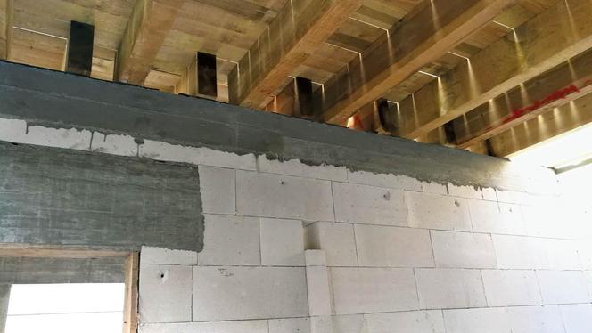 Oparcie drewnianych belek stropowych na ścianie murowanej