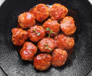 Klopsiki Albóndigas. Delikatne mięsne kulki w oryginalnym sosie 