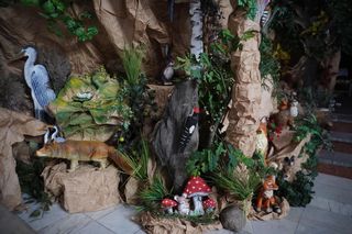 Trwa instalowanie szopki bożonarodzeniowej Franciszkanów w Poznaniu