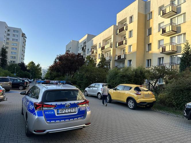 Brutalny atak na osiedlu w Warszawie. Dźgał kobietę przy windzie