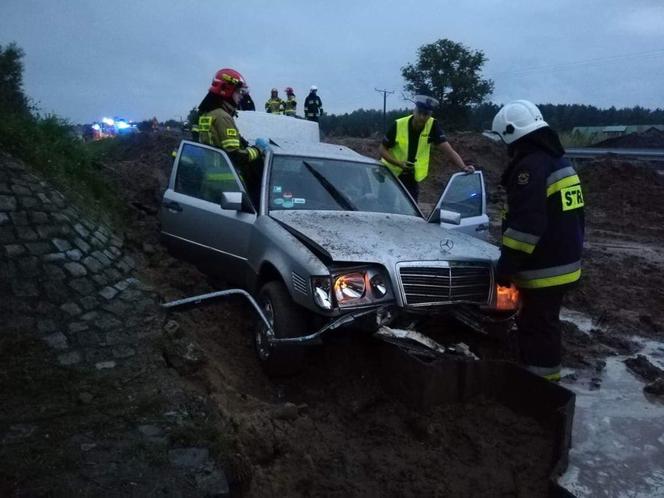 Podlaskie. Mercedes utknął w glinie. Strażacy musieli odkopać kierowcę