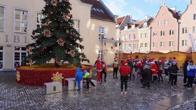 Bieg Mikołajów w Olsztynie. Około 400 osób pobiegło w charytatywnym celu [ZDJĘCIA]