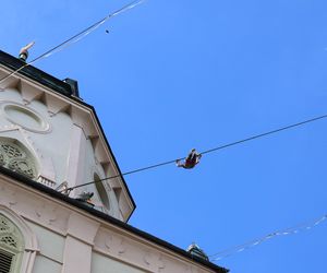 Spacerują po linach nad głowami przechodniów. Trwa Urban Highline Festival