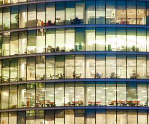 Jak inwestorzy oszczędzają na oświetleniu w obiektach komercyjnych?