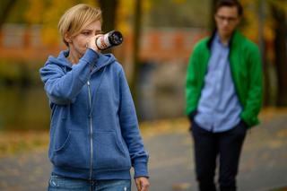 Barwy szczęścia, odcinek 2221: Przyjaciel Kajtka znajdzie pijaną Sabinę w parku - ZWIASTUN