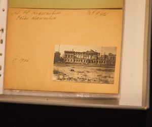 Zbiór fotografii dokumentujących zniszczoną Warszawę