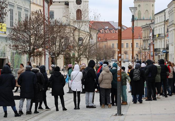 Tłusty Czwartek 2024 w Lublinie. Kolejki po pączki na Krakowskim Przedmieściu