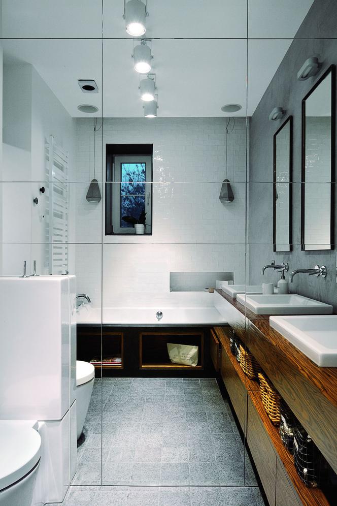 Szaro-biała łazienka z ciepłym odcieniem drewna