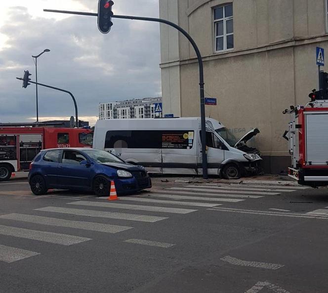 Groźny wypadek busa i osobówki w centrum Łodzi 