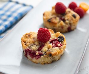 Słodki sposób na początek dnia. Pieczona owsianka z malinami i białą czekoladą zasmakuje każdemu