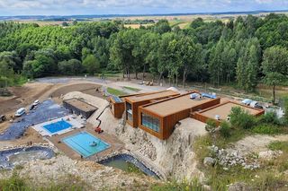 Budynek wielofunkcyjny w zamkniętym kamieniołomie