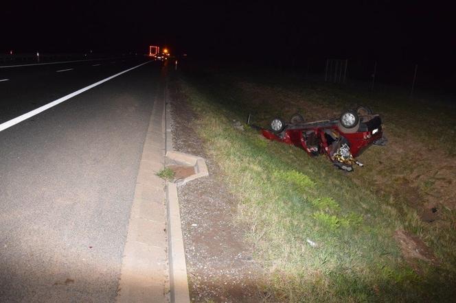 GROŹNE dachowanie na autostradzie A4! Nastolatka przetransportowana do szpitala