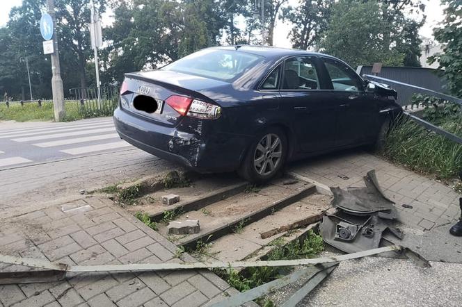 Samochód osobowy staranował barierki na Broniewskiego w Bydgoszczy