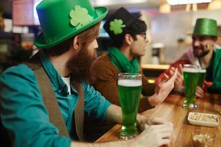 Dzień Świętego Patryka 2024. Czterolistna koniczyna i garniec złota. Skąd wzięły się te magiczne przesądy?