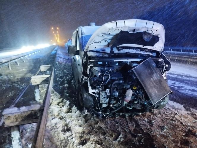 Wypadek na autostradzie A1. Bus uderzył w barierki