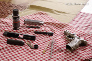 M jak miłość. broń w domu Daniela (Paweł Prokopczuk)