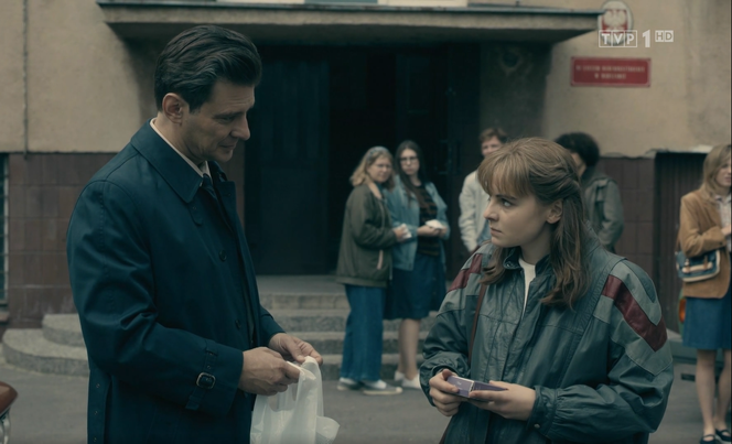 Stulecie Winnych 4, odc. 47: Małgosia (Zofia Stafiej), Komornicki (Marcin Kwaśny)