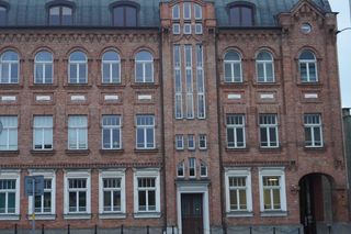 Zabytkowa fasada z XX wieku zachwyca do dziś. Mieści się tam słynna instytucja