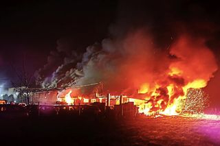 Pożar w Górach Wielkich. Ogień strawił cukiernię i warsztat samochodowy