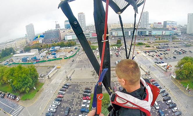 Policja ściga spadochroniarzy w sutannach