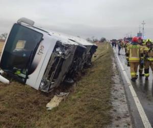 Wypadek autokaru z dziećmi niedaleko Legnicy. Dwoje dzieci rannych