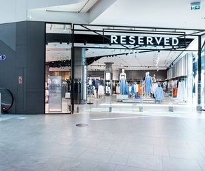 Tylko 70 zł zamiast 200 zł. Reserved wyprzedaje przepiękną sukienkę dla eleganckich kobiet. Idealna na pierwsze dni jesieni jeżeli nie boisz się kolorów