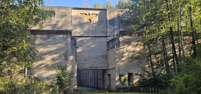 Monumentalna śluza Leśniewo z symbolami III Rzeszy ukryta w mazurskim lesie. Jest owiana tajemnicą [ZDJĘCIA]