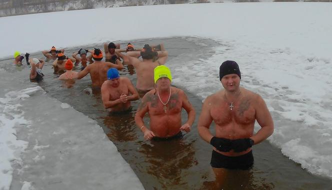 Niedzielna kąpiel w zimowym anturażu. Klub Morsów WEKTOR Starachowice