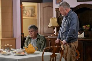 Pierwsza miłość odc. 3604. Roman (Lech Dyblik), Śmiałek (Paweł Okoński)