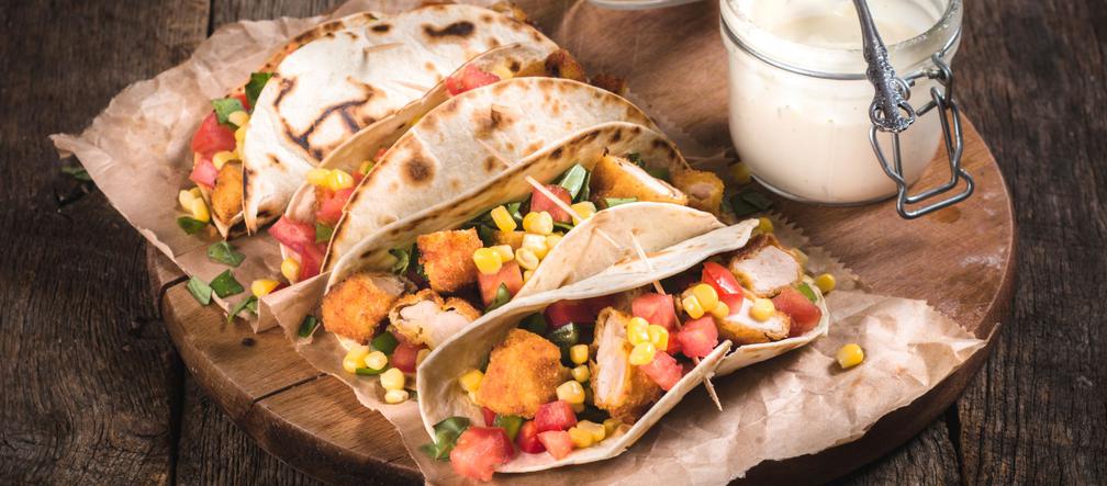 Przepis na dietetyczny fast food: tortille z kurczakiem i sosem koperkowo-czosnkowym