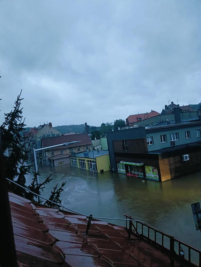 Krytyczna sytuacja w Kłodzku. "Okropnie leje, ulice i domy zalane, potrzebujemy pomocy"