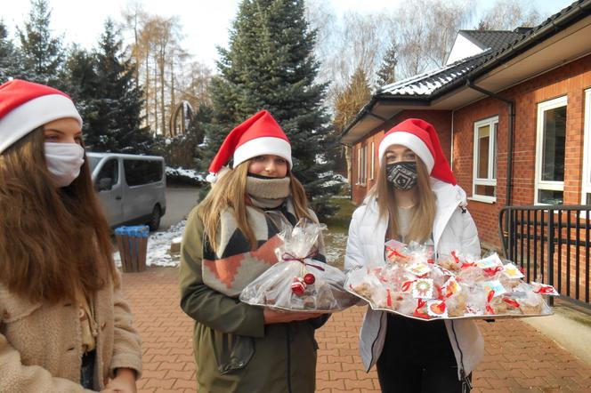 Śnieżynki ze starachowickiego OHP-u rozdają prezenty