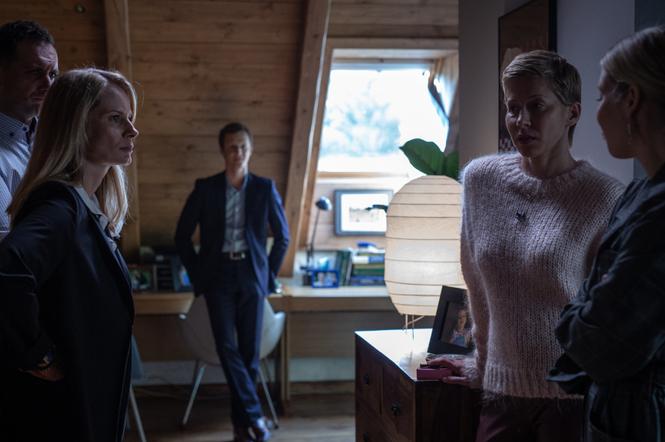 Chyłka - Zaginięcie odc. 1. Joanna (Magdalena Cielecka), Angelika Szlezyngier (Katarzyna Warnke), Dawid (Michał Żurawski)