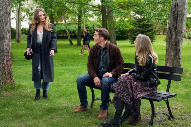 Barwy szczęścia, odcinek 3261. Tomasz (Jakub Sokołowski), Oliwka (Wiktoria Gąsiewska), Grażyna (Kinga Suchan)