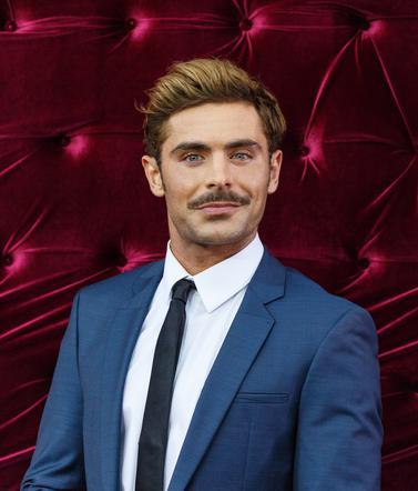 Zac Efron z wąsami na premierze filmu The Greates Showman