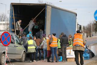Miasteczko pomocy dla uchodźców z Ukrainy na parkingu w Przemyślu