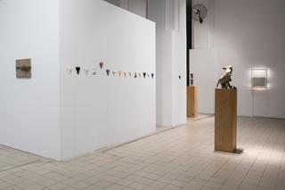 Dwumetrowa rzeźba lisa zwraca uwagę na problem hodowli zwierząt na futro.