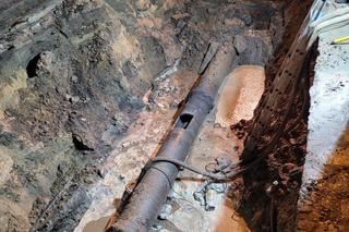 Ekipa remontowa musiała przebijać się przez szyny i kostkę brukową