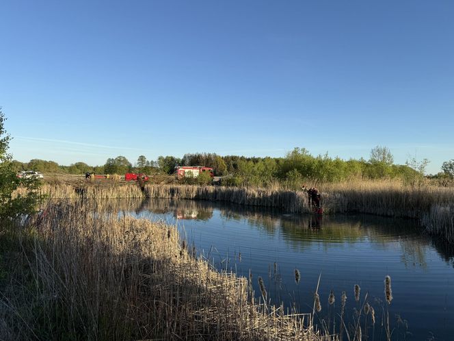Nietrzeźwy utopił terenówkę w stawie. Potem zaczął pływać i śpiewać