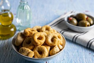 Idealne zamiast chipsów i paluszków. Włoskie taralli to najlepsza przekąska na każdą okazję 