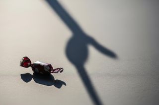 Igła w cukierku w Lesznowoli. Halloweenowa zabawa o krok od tragedii?