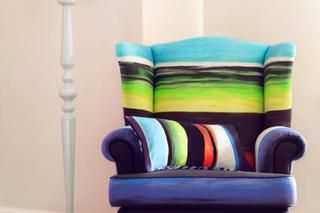 Tradycyjny fotel pokryty nowoczesną tkaniną obiciową