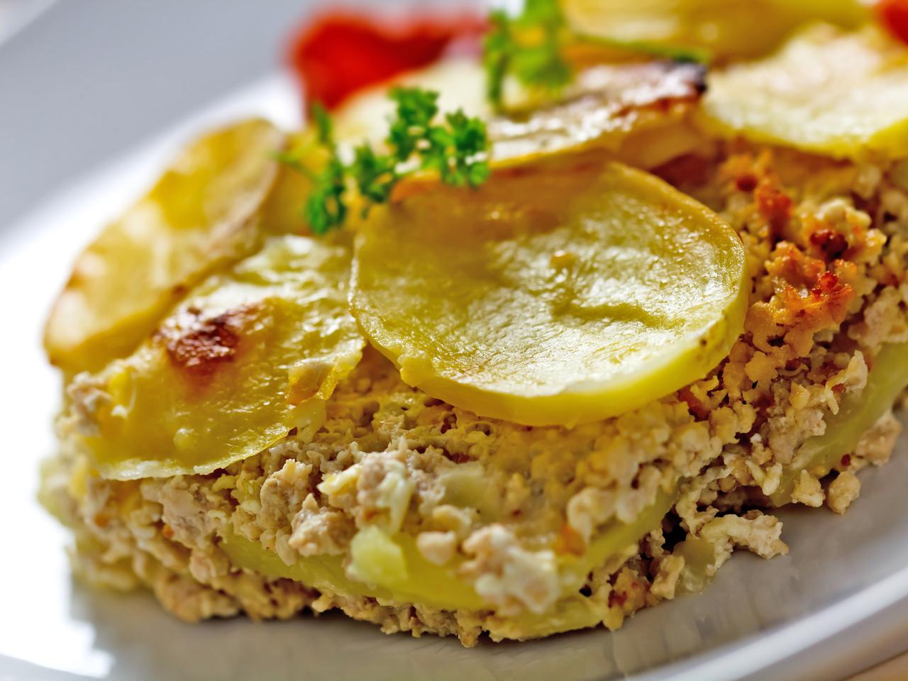 Zapiekanka ziemniaczana z mielonym mięsem: pożywny i tani obiad