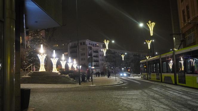 Świąteczne iluminacje w Olsztynie zachwycają. Prawdziwą „gwiazdą” jest choinka na starówce [ZDJĘCIA]