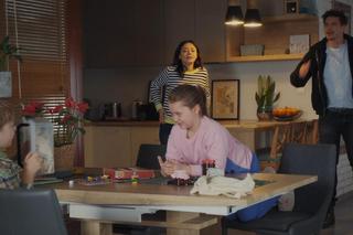 	M jak miłość odc. 1807. Marcin (Mikołaj Roznerski), Maja (Laura Jankowska), Szymek (Staś Szczypiński), Iza (Adriana Kalska)