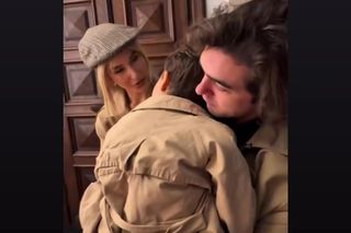 Ida Nowakowska relacjonuje wizytę w kościele. Smutna, poważna mina