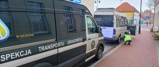 Bus do Nowego Warpna nie mógł jechać dalej. Wezwali policję